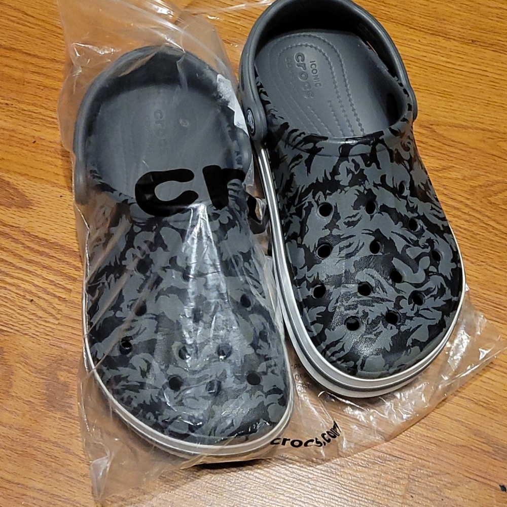 W7 Crocs
